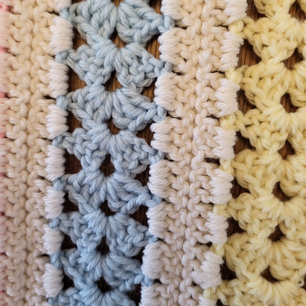 Vintage 70s Acrylic Pastel Hand Knit Baby Afghan 48" X 32" - Picture 4 of 6